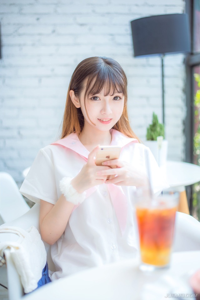 从容不迫的举止，比起咄咄逼人的态度，更能令人心折。——三毛《亲爱的三毛》